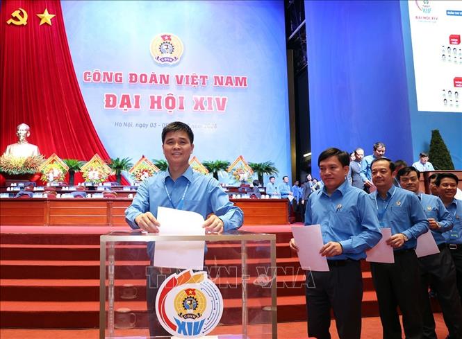 Phó Chủ tịch Tổng Liên đoàn Lao động Việt Nam Ngọ Duy Hiểu và các đại biểu bỏ phiếu bầu Ban Chấp hành Tổng Liên đoàn Lao động Việt Nam khóa XIV, nhiệm kỳ 2026 - 2031. Ảnh: Tuấn Anh - TTXVN