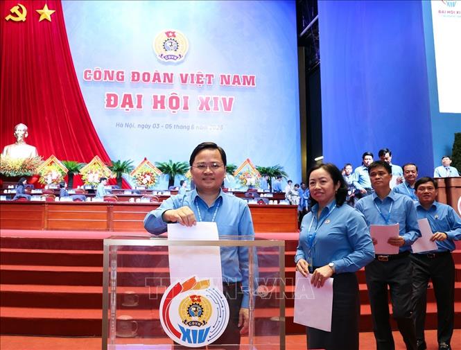 Chủ tịch Tổng Liên đoàn lao động Việt Nam Nguyễn Anh Tuấn bỏ phiếu bầu Ban Chấp hành Tổng Liên đoàn lao động Việt Nam khóa XIV, nhiệm kỳ 2026 - 2031. Ảnh: Tuấn Anh - TTXVN