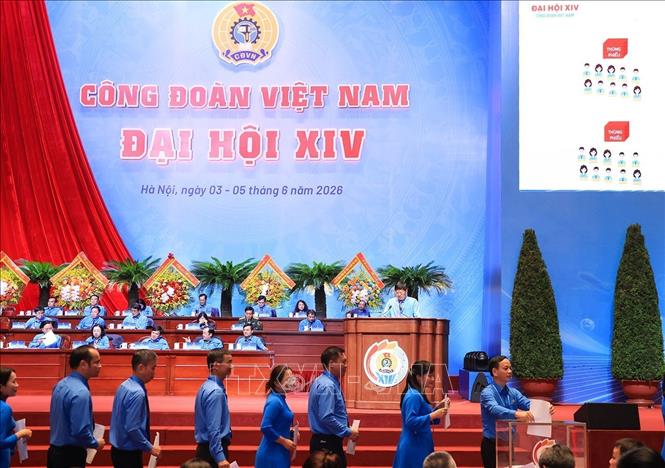 Các đại biểu bỏ phiếu bầu Ban Chấp hành Tổng Liên đoàn lao động Việt Nam khóa XIV, nhiệm kỳ 2026 - 2031. Ảnh: Tuấn Anh - TTXVN