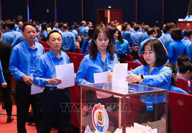 Các đại biểu bỏ phiếu bầu Ban Chấp hành Tổng Liên đoàn lao động Việt Nam khóa XIV, nhiệm kỳ 2026 - 2031. Ảnh: Tuấn Anh - TTXVN