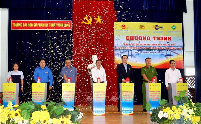 Đại biểu thực hiện nghi thức phát động Phong trào “Bình dân học vụ số” và phát triển tên miền quốc gia “.vn” năm 2026. Ảnh: Lê Thúy Hằng – TTXVN
