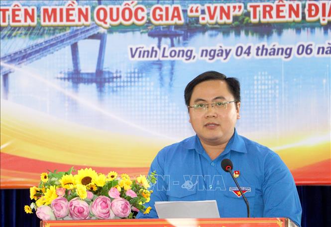 Phó Bí thư Tỉnh đoàn Vĩnh Long Phan Thanh Trẻ phát biểu hưởng ứng phong trào. Ảnh: Lê Thúy Hằng – TTXVN