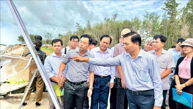 Đoàn công tác khảo sát thực tế sạt lở khu vực bờ biển tại xã Thạnh Hải. Ảnh: Huỳnh Phúc Hậu - TTXVN