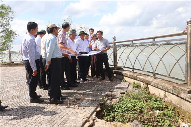 Đoàn công tác khảo sát thực tế tuyến Kè sông Cổ Chiên đoạn qua phường Tân Ngãi (Vĩnh Long). Ảnh: Huỳnh Phúc Hậu - TTXVN