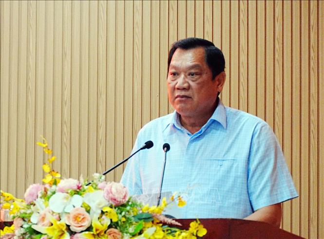 Ông Lâm Văn Bi, Phó Chủ tịch Thường trực UBND tỉnh Cà Mau thông qua đề án thành lập 13 phường. Ảnh: Trung Hiếu - TTXVN