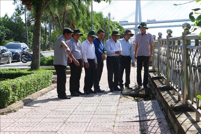 Đoàn công tác khảo sát thực tế tuyến Kè sông Cổ Chiên đoạn qua phường Tân Ngãi (Vĩnh Long). Ảnh: Huỳnh Phúc Hậu - TTXVN