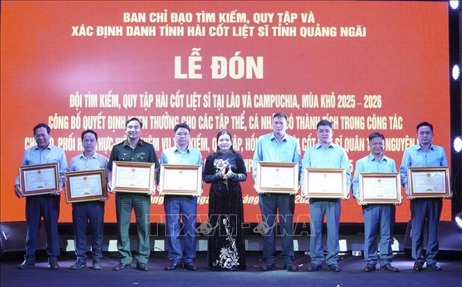 Chủ tịch UBND tỉnh Quảng Ngãi tặng Bằng khen cho các tập thể, cá nhân hoàn thành tốt nhiệm vụ. Ảnh: Dư Toán - TTXVN