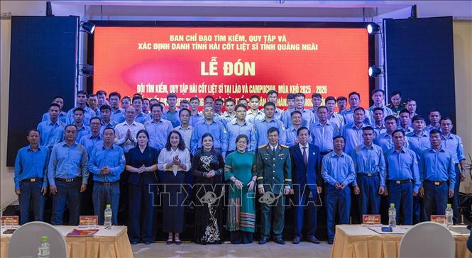 Các thành viên Đội K53 trở về nước sau khi hoàn thành nhiệm vụ. Ảnh: Dư Toán - TTXVN