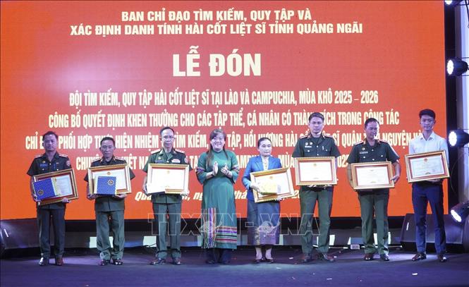 Chủ tịch UBND tỉnh Quảng Ngãi tặng Bằng khen cho các tập thể, cá nhân hoàn thành tốt nhiệm vụ. Ảnh: Dư Toán - TTXVN