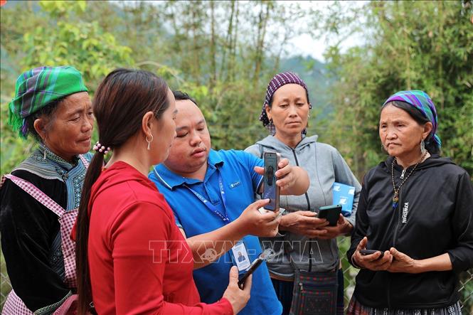 Nhân viên VNPT Lào Cai hỗ trợ xác thực sinh trắc học, chuẩn hóa thông tin thuê bao cho người dân tại điểm xác thực lưu động tại thôn Bản Phố 2C, xã Bắc Hà, tỉnh Lào Cai. Ảnh: Minh Quyết – TTXVN