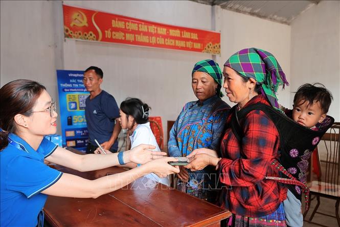 Nhân viên VNPT Lào Cai hỗ trợ xác thực sinh trắc học, chuẩn hóa thông tin thuê bao cho người dân tại điểm xác thực lưu động Sân Bay, xã Bắc Hà, tỉnh Lào Cai. Ảnh: Minh Quyết – TTXVN