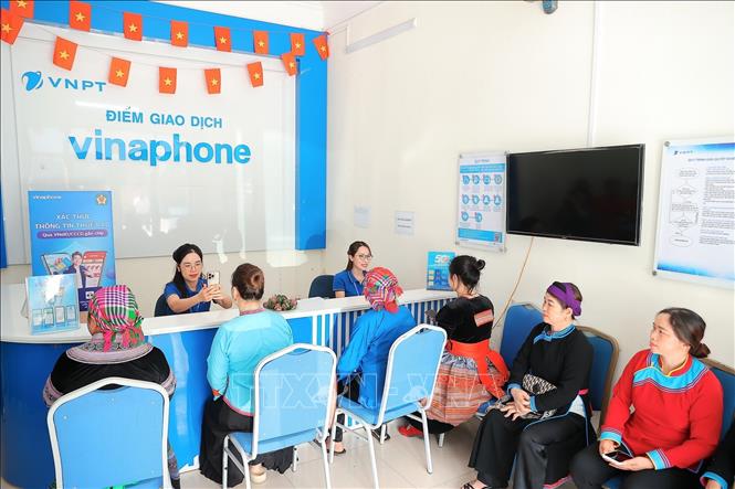 Người dân đến xác thực sinh trắc học, chuẩn hóa thông tin thuê bao tại điểm giao dịch Vinaphone xã Bắc Hà (Lào Cai). Ảnh: Minh Quyết – TTXVN
