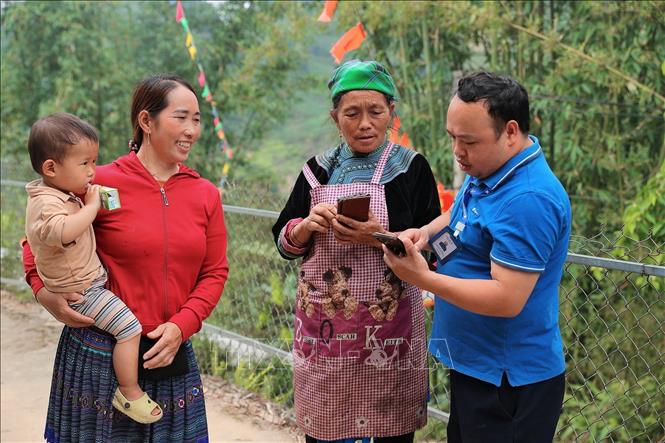 Nhân viên VNPT Lào Cai đến tận hộ gia đình hỗ trợ xác thực sinh trắc học, chuẩn hóa thông tin thuê bao cho người dân tại thôn Bản Phố 2C, xã Bắc Hà, tỉnh Lào Cai. Ảnh: Minh Quyết – TTXVN