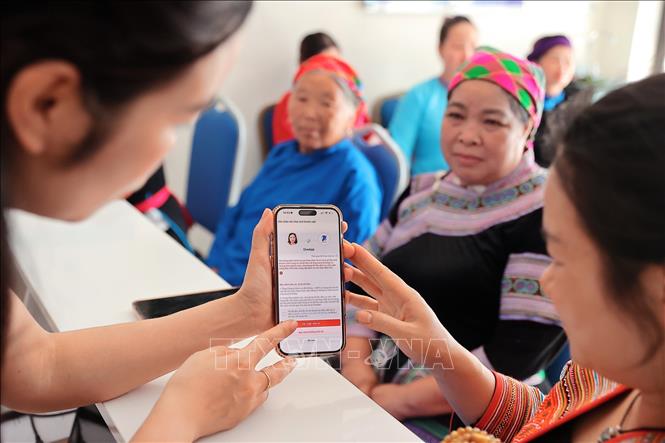Nhân viên VNPT Lào Cai hỗ trợ xác thực sinh trắc học, chuẩn hóa thông tin thuê bao cho người dân tại điểm giao dịch xã Bắc Hà (Lào Cai). Ảnh: Minh Quyết – TTXVN