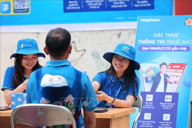 Nhân viên VNPT Lào Cai đến tận hộ gia đình hỗ trợ xác thực sinh trắc học, chuẩn hóa thông tin thuê bao cho người dân tại thôn Bản Phố 2C, xã Bắc Hà, tỉnh Lào Cai. Ảnh: Minh Quyết – TTXVN