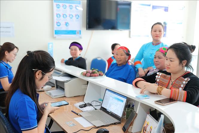Nhân viên VNPT Lào Cai hướng dẫn xác thực sinh trắc học, chuẩn hóa thông tin thuê bao cho người dân tại điểm giao dịch Vinaphone xã Bắc Hà (Lào Cai). Ảnh: Minh Quyết – TTXVN