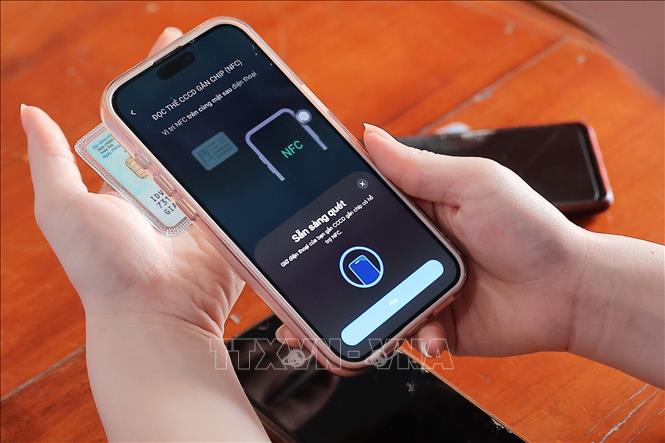 Nhân viên VNPT Lào Cai hỗ trợ xác thực sinh trắc học, chuẩn hóa thông tin thuê bao cho người dân tại điểm xác thực lưu động Sân Bay, xã Bắc Hà, tỉnh Lào Cai. Ảnh: Minh Quyết – TTXVN