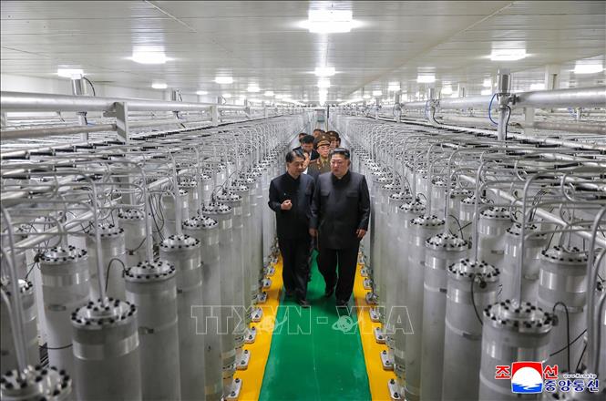 Nhà lãnh đạo Triều Tiên Kim Jong Un (phải, phía trước) thăm nhà máy sản xuất vật liệu hạt nhân mới khánh thành, ngày 3/6/2026. Ảnh: KCNA/TTXVN