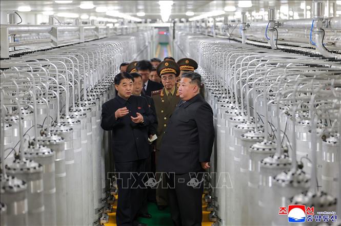 Nhà lãnh đạo Triều Tiên Kim Jong Un (phải, phía trước) thăm nhà máy sản xuất vật liệu hạt nhân mới khánh thành, ngày 3/6/2026. Ảnh: KCNA/TTXVN