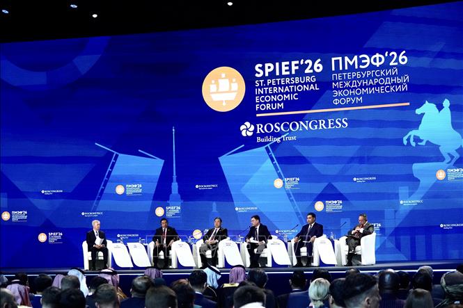 Phó Thủ tướng thường trực Phạm Gia Túc và các diễn giả tham dự Phiên khai mạc Diễn đàn SPIEF 29. Ảnh: Tâm Hằng - PV TTXVN tại LB Nga