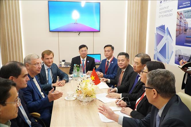 Phó Thủ tướng thường trực Phạm Gia Túc làm việc với lãnh đạo Tập đoàn AFK Systema. Ảnh: Tâm Hằng - PV TTXVN tại LB Nga