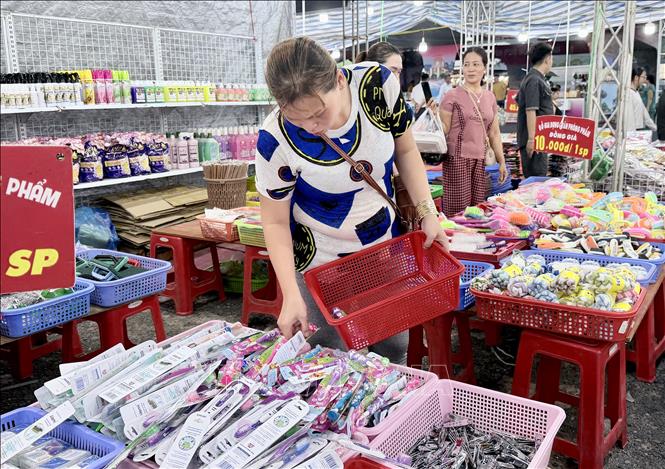 Người dân An Giang tham quan, mua sắm tại Hội chợ Thương mại quốc tế Tịnh Biên - An Giang năm 2026. Ảnh: Thanh Sang - TTXVN