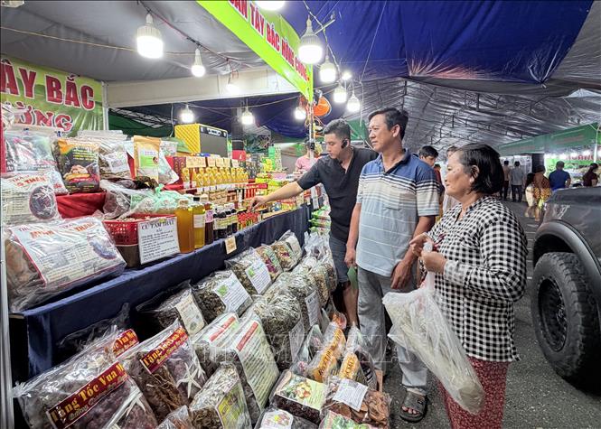 Người dân tham quan, mua sắm tại Hội chợ Thương mại quốc tế Tịnh Biên - An Giang năm 2026. Ảnh: Thanh Sang - TTXVN