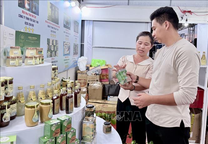 Người dân tham quan, mua sắm tại Hội chợ Thương mại quốc tế Tịnh Biên - An Giang năm 2026. Ảnh: Thanh Sang - TTXVN