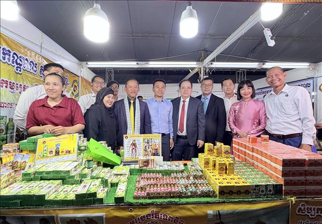 Lãnh đạo tỉnh An Giang cùng lãnh đạo tỉnh Champasak (Lào), tỉnh Takeo, Kandal, Kampot (Campuchia) tham quan gian hàng trưng bày của tỉnh Kandal. Ảnh: Thanh Sang-TTXVN