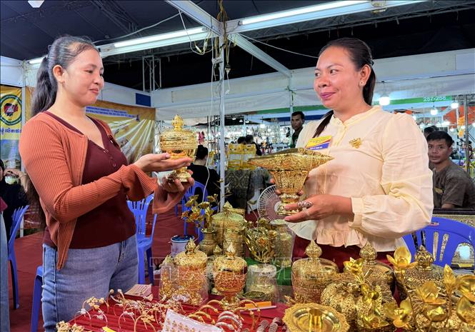 Người dân tham quan, mua sắm tại gian hàng tỉnh Kandal (Campuchia). Ảnh: Thanh Sang - TTXVN