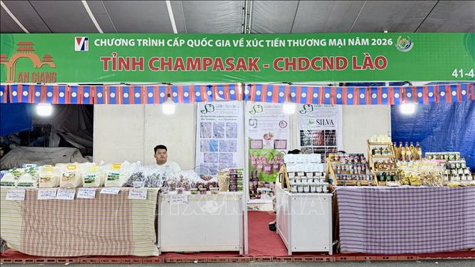 Gian hàng tỉnh Champasak (Lào) tham gia Hội chợ Thương mại quốc tế Tịnh Biên - An Giang năm 2026. Ảnh: Thanh Sang - TTXVN