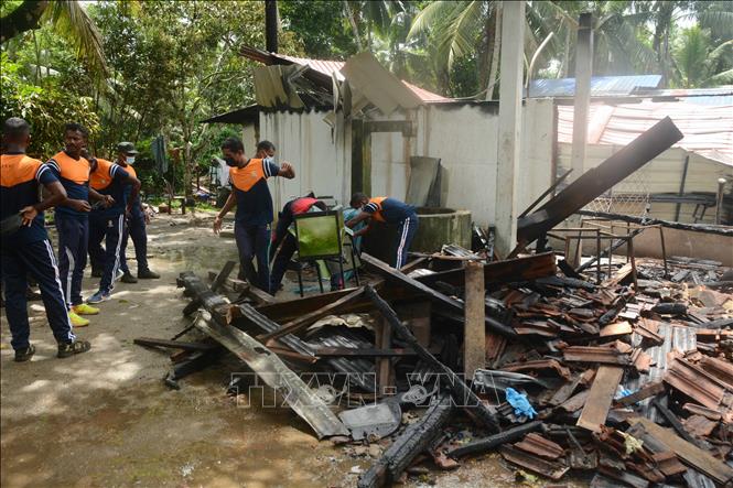 Lực lượng cứu hộ làm nhiệm vụ tại hiện trường vụ hoả hoạn viện dưỡng lão Mawpiya Sevana ở Kalutara, cách thủ đô Colombo khoảng 65 km về phía Đông Nam, ngày 4/6/2026. Ảnh: THX/TTXVN