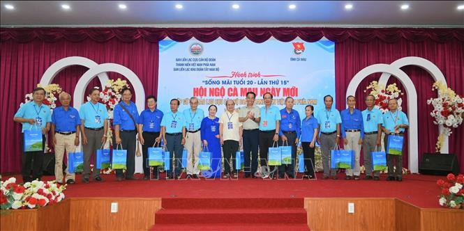 Chủ tịch UBND tỉnh Cà Mau Lữ Quang Ngời thăm hỏi, tặng quà các đại biểu. Ảnh: Huỳnh Anh - TTXVN
