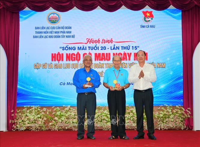 Bí thư Tỉnh ủy Cà Mau Nguyễn Hồ Hải tặng quà kỷ niệm đến lãnh đạo Ban liên lạc Cựu cán bộ Đoàn Thanh niên Việt Nam phía Nam. Ảnh: Huỳnh Anh - TTXVN