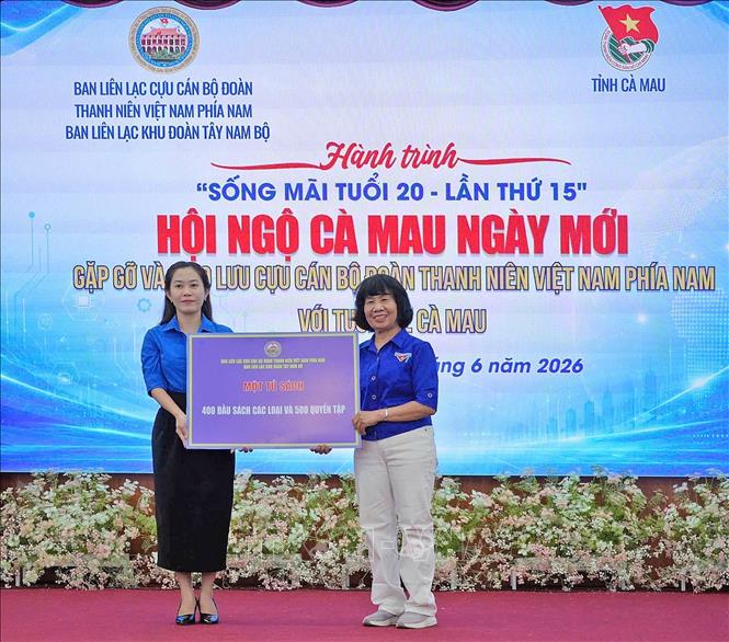 Đại diện Ban Liên lạc Cựu cán bộ Đoàn Thanh niên Việt Nam phía Nam trao tặng tủ sách khuyến học đến đại diện Đoàn phường của tỉnh Cà Mau. Ảnh: Huỳnh Anh - TTXVN