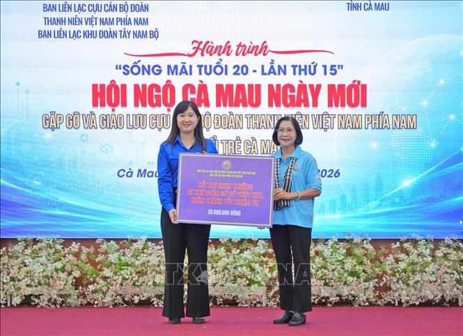 Phó bí thư tỉnh đoàn Cà Mau Nguyễn Thị Thúy Duy nhận bảng tượng trưng hỗ trợ Quỹ khen thưởng Bí thư Đoàn cơ sở vượt khó, hoàn thành tốt nhiệm vụ từ Ban Liên lạc Cựu cán bộ Đoàn Thanh niên Việt Nam phía Nam. Ảnh: Huỳnh Anh - TTXVN