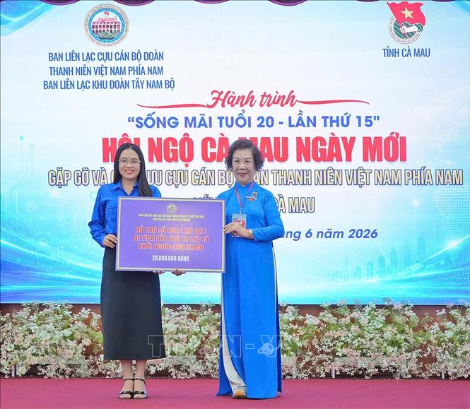 Phó Bí thư Tỉnh đoàn, Chủ tịch Hội Sinh viên Việt Nam tỉnh Cà Mau Nguyễn Trang Anh Thư nhận bảng tượng trưng hỗ trợ thực hiện công trình “Bảng mã QR số hoá Di tích lịch sử Đền thờ 10 Anh hùng Liệt sĩ khởi nghĩa Hòn Khoai