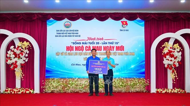 Phó Bí thư Thường trực Tỉnh đoàn Cà Mau Trần Đăng Khoa, thay mặt cho Hội đồng Đội, nhận bảng tượng trưng trao học bổng khuyến học Nguyễn Hữu Thọ từ đại diện Ban Liên lạc Cựu cán bộ Đoàn Thanh niên Việt Nam phía Nam. Ảnh: Huỳnh Anh - TTXVN