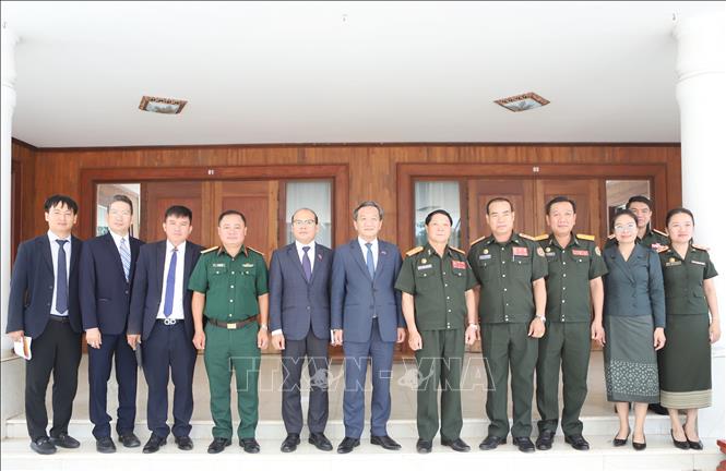 Các đại biểu hai bên chụp ảnh chung. Ảnh: Xuân Tú - PV TTXVN tại Lào