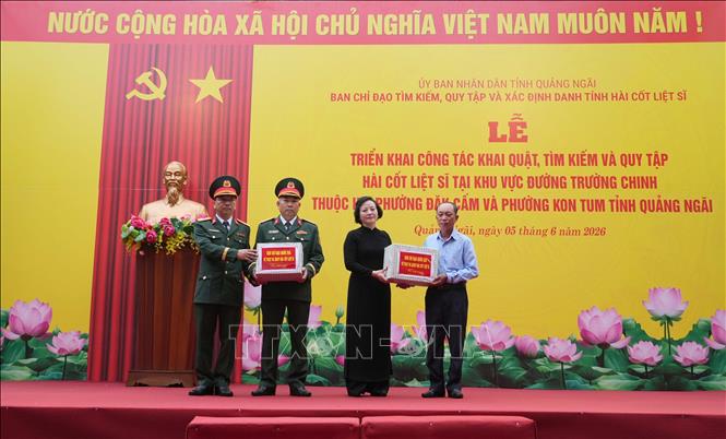 Phó Thủ tướng Phạm Thị Thanh Trà tặng quà cho đội tìm kiếm quy tập hài cốt liệt sĩ (Đội K53). Ảnh: Dư Toán - TTXVN