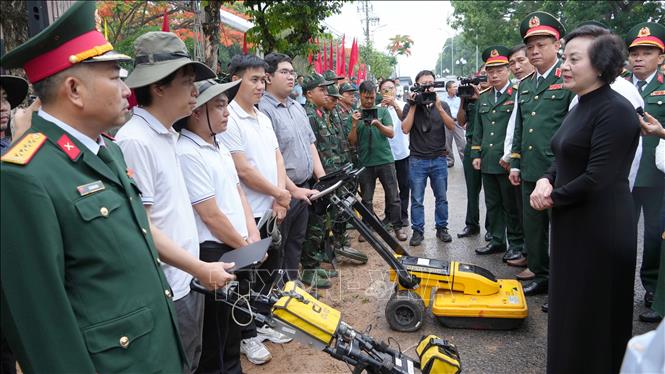 Phó Thủ tướng Phạm Thị Thanh Trà thăm hỏi, động viên, giao nhiệm vụ cho lực lượng làm công tác khai quật. Ảnh: Dư Toán - TTXVN