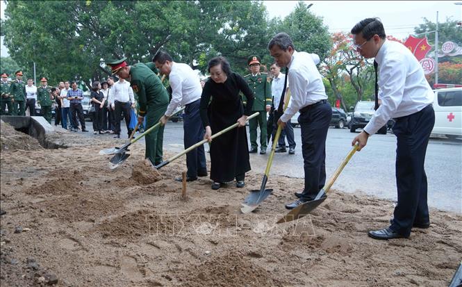 Phó Thủ tướng Phạm Thị Thanh Trà và các đại biểu động thổ khai quật. Ảnh: Dư Toán - TTXVN