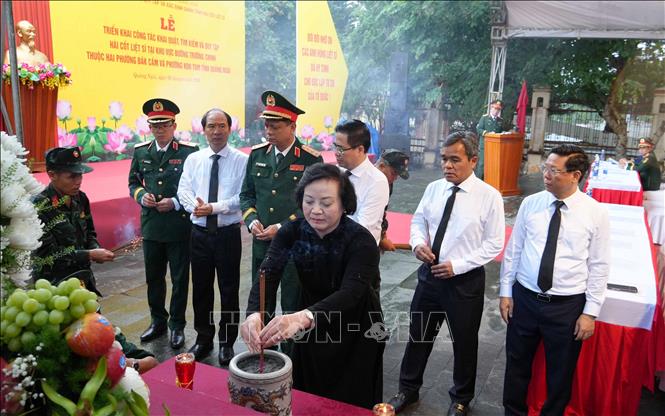 Phó Thủ tướng Phạm Thị Thanh Trà và các đại biểu thắp hương trước khi động thổ khai quật. Ảnh: Dư Toán - TTXVN