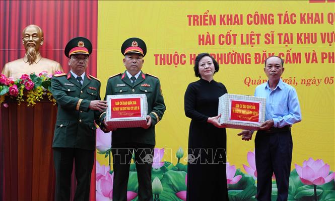 Phó Thủ tướng Phạm Thị Thanh Trà tặng quà cho đội tìm kiếm quy tập hài cốt liệt sĩ (Đội K53). Ảnh: Dư Toán - TTXVN