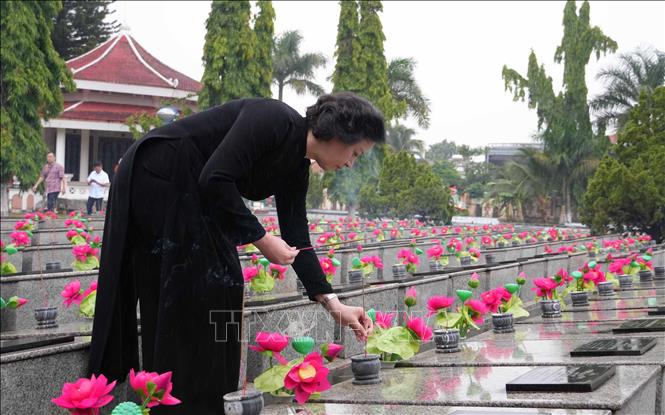 Đoàn Ban chỉ đạo Trung ương dâng hoa, dâng hương Nghĩa trang liệt sĩ phường Đăk Cấm. Ảnh: Dư Toán - TTXVN