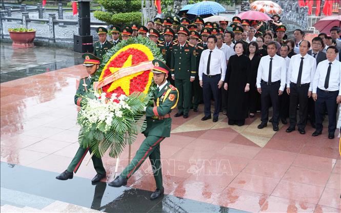 Đoàn Ban chỉ đạo Trung ương dâng hoa, dâng hương Nghĩa trang liệt sĩ phường Đăk Cấm. Ảnh: Dư Toán - TTXVN