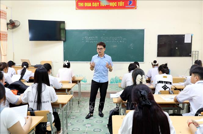 Thầy và trò Trường THPT Ba Sơn, xã Ba Sơn, Lạng Sơn củng cố thêm kiến thức, kĩ năng làm bài thi. Ảnh: Văn Đạt - TTXVN