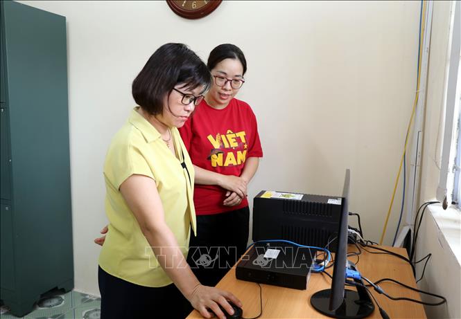 Cán bộ giáo viên Trường THPT Hoàng Văn Thụ, phường Lương Văn Tri, Lạng Sơn kiểm tra lại hệ thống camera an ninh tại điểm thi. Ảnh: Văn Đạt - TTXVN