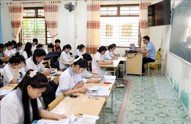 Những buổi ôn tập, củng cố kiến thức, trang bị kỹ năng làm bài thi cuối cùng của thầy và trò Trường THPT Ba Sơn, xã Ba Sơn, Lạng Sơn. Ảnh: Văn Đạt - TTXVN