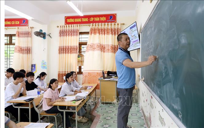Thầy và trò Trường THPT Ba Sơn, xã Ba Sơn, Lạng Sơn củng cố thêm kiến thức, kĩ năng làm bài thi. Ảnh: Văn Đạt - TTXVN